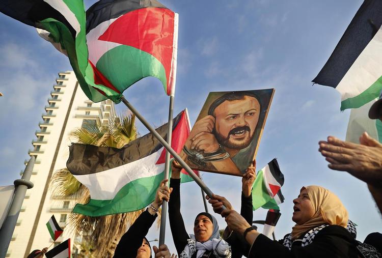 Palæstinensiske kvinder viser deres solidaritet med den 57-årige Marwan Barghouti, der sultesrejker i et israelsk fængsel. 