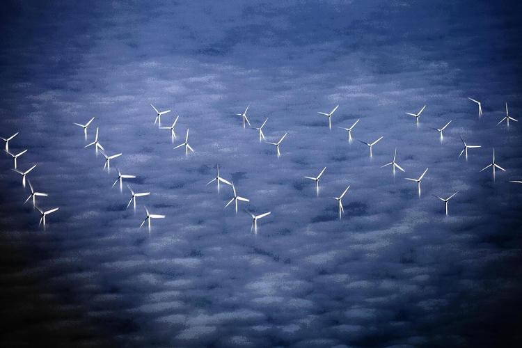 Energi og klima handler om store investeringer, der afskrives over mange år. Derfor er det afgørende, at politikerne tænker langsigtet og står sammen, så markedet trækker med. 