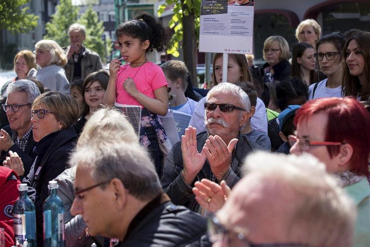 Ved vælgermødet i Dortmund er der opbakning til delstatslederen Hannelore Kraft, men flere holder på, at valget ender tæt mellem det konservative CDU og Socialdemokraterne. 
