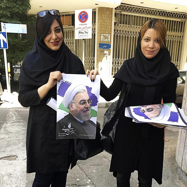 Yasminah og Yasmine er stærke fortalere for Irans nuværende præsident, reformtilhængeren Hassan Rouhani. 