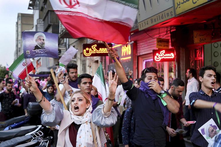 Irans præsident, Hassan Rouhani, der genopstiller til en ny periode, modtager støtte fra tilhængerne i Teherans gader. 
