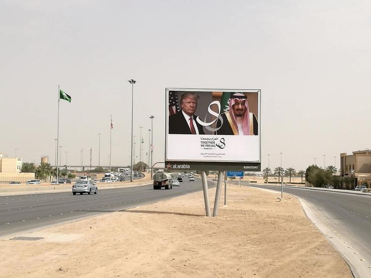 Amerikanske flag og tavler med Donald Trump præger Riyadh og til præsidentbesøget. 