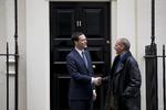 Læderjakken var med til at tegne et billede af Yanis Varoufakis som en outsider blandt EU's jakkesæt. Menlige denne læderfrakke til mødet med George Osborne skyldtes alene, at Varoufakis havde glemt sin kuffert i en taxa og måtte låne sig frem på den græske ambassade. 