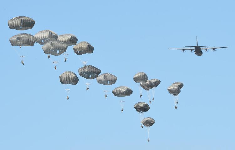 Efter Ruslands annektering af Krim skruede Nato op for øvelser som denne i Polen, hvor amerikanske, britiske og polske soldater indsættes fra luften. 