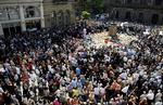 Albert Square er blevet samlingssted for 'Mancunians’ efter terrorangrebet. Forleden brød forsamlingen udi spontan fællessang; Oasis' 'Don’t look backin anger'. 