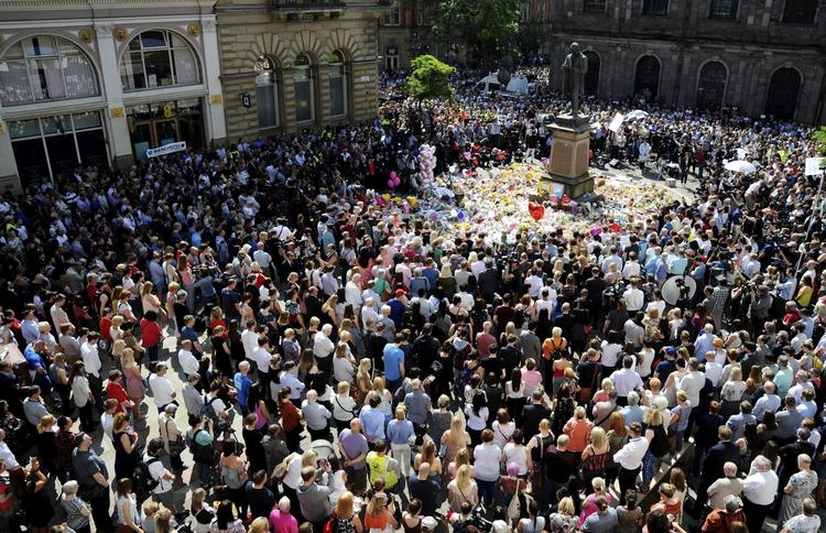Albert Square er blevet samlingssted for 'Mancunians’ efter terrorangrebet. Forleden brød forsamlingen udi spontan fællessang; Oasis' 'Don’t look backin anger'. 