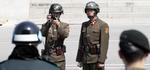 Nordkoreanske soldater holder øje med de sydkoreanske soldater fra den anden side af grænsen. 