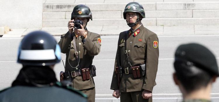 Nordkoreanske soldater holder øje med de sydkoreanske soldater fra den anden side af grænsen. 