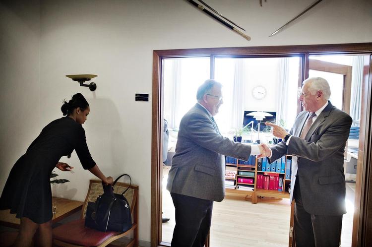 Den demokratiske nestor Steny Hoyer (til højre) er på rundrejse i Europa med en delegation af amerikanske politikere. Her møder han forsvarsminister Claus Hjort Frederiksen. 