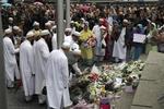 En gruppe muslimer lægger blomster ved rådhuset til minde om ofrene for terrorangrebet i London.  