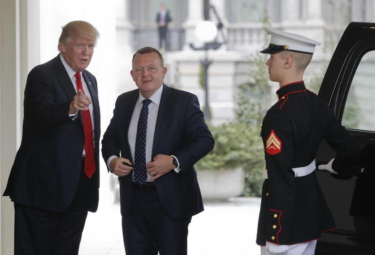 I udkastet til regeringens nye sikkerhedspolitisk strategi står der, at amerikansk udenrigspolitik opleves som et »nybrud«, som skaber »usikkerhed«, mens det bliver fastslået, at det er i »Danmarks og Europas interesse at demonstrere værdien af transatlantisk og globalt, multilateralt samarbejde. Det vil kræve strategisk tålmodighed«. 