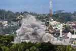 Det filippinske luftvåben kaster bomber over de områder af byen Marawi, som er kontrolleret af soldater med tilknytning til terrororganisationen Islamisk Stat. 