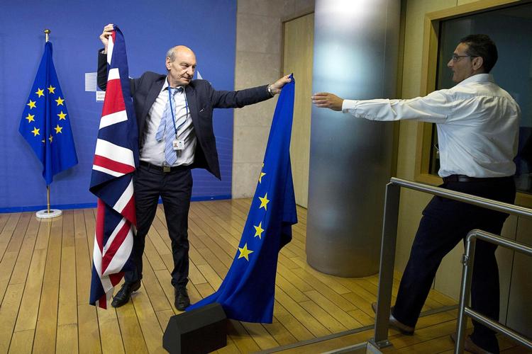 På topmødet i Bruxelles skal Theresa May fortælle EU-lederne om den britiske Brexitkurs - særligt hvilke rettigheder hun vil tilbyde de 3 millioner udenlandske EU-borgere, som bor i Storbritannien. 