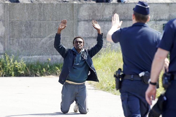 Franske urobetjente går en flygtning i møde i Calais, hvor myndighederne har blokeret adgangen til et sted, hvor frivillige udleverer mad. Langs hele kanalkysten jager politiet flygtninge og migranter for at hindre nye uautoriserede lejre i at opstå. 