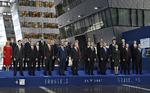 Nato-landenes stats- og regeringschefer stillede op til foto under topmødet i maj. Før det var der flere fysiske eksempler på den dårlige kemi på mødet. Frankrigs præsident Macron havde en ’håndtrykduel’ med Trump. Så skovlede Trump Montenegros præsident væk for at komme i forreste linje, og endelig foregav Macron at ville hilse påTrump igen, hvorefter han skiftede retning og hilste på Tysklands Merkel. 
