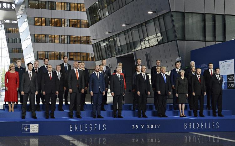 Nato-landenes stats- og regeringschefer stillede op til foto under topmødet i maj. Før det var der flere fysiske eksempler på den dårlige kemi på mødet. Frankrigs præsident Macron havde en ’håndtrykduel’ med Trump. Så skovlede Trump Montenegros præsident væk for at komme i forreste linje, og endelig foregav Macron at ville hilse påTrump igen, hvorefter han skiftede retning og hilste på Tysklands Merkel. 