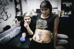 Lajsan blev stukket med en kniv af sin mand. Nu er arret dækket af en tatovering. 
