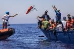 Det tyske ngo-skib ’Sea-Watch 2’ på redningsaktion ud for Libyens kyst. 