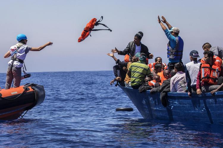 Det tyske ngo-skib ’Sea-Watch 2’ på redningsaktion ud for Libyens kyst. 