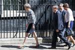 Premierminister Theresa May gav i går de 3 millioner EU-borgere i Storbritannien et »fair og seriøst« tilbud, og hun indgik en regeringsaftale med lederen af det nordirske parti DUP, Arlene Foster (th.). 