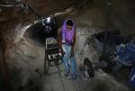 Gazastriben har gennem årene blandt andet fået forsyninger via et stort tunnelsystem under grænserne. Mod Israel er den trafik dog stoppet, og nu kræver Egypten tunnelerne hertil lukket, hvis de skal sikre strøm til Gazas befolkning. 
