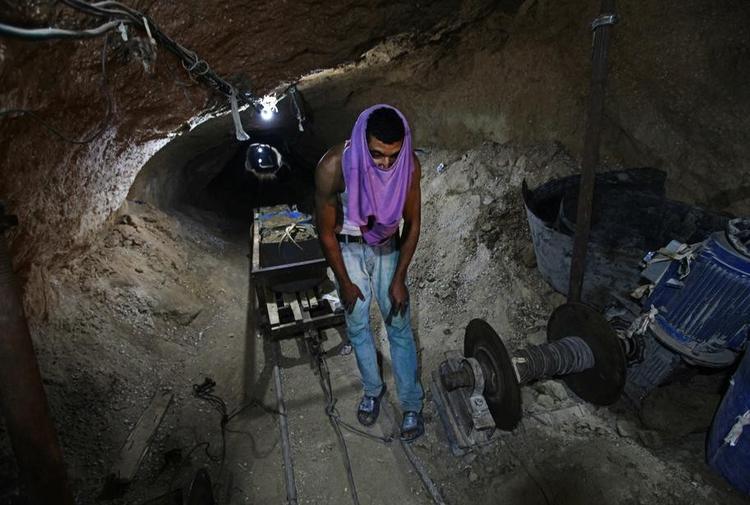 Gazastriben har gennem årene blandt andet fået forsyninger via et stort tunnelsystem under grænserne. Mod Israel er den trafik dog stoppet, og nu kræver Egypten tunnelerne hertil lukket, hvis de skal sikre strøm til Gazas befolkning. 