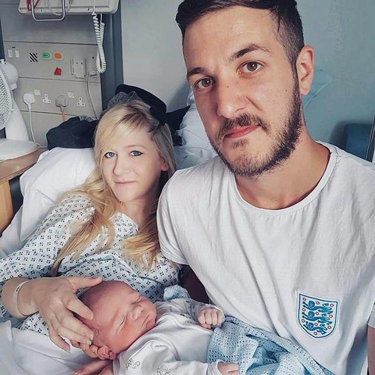 Selv om der er blevet samlet over 1,3 millioner pund (ca. 11 mio. kr.) ind for at hjælpe Connie Yates og Chris Gard, så de kan rejse til udlandet for at give deres søn Charlie Gard behandling, har flere instanser nu afgjort, at al behandling er udsigtsløs, ligesom Menneskerettighedsdomstolen har vurderet, at yderligere behandling vil betyde flere lidelser for drengen. 