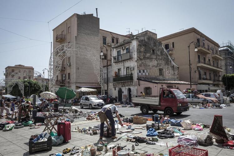 Markeds-pladsen Ballarò i Palermos centrum tiltrækker migranter uden opholds-tilladelse, for her kan de få lidt sort rengøring og måske også få lov at løbe ærinder for mafiaen. 