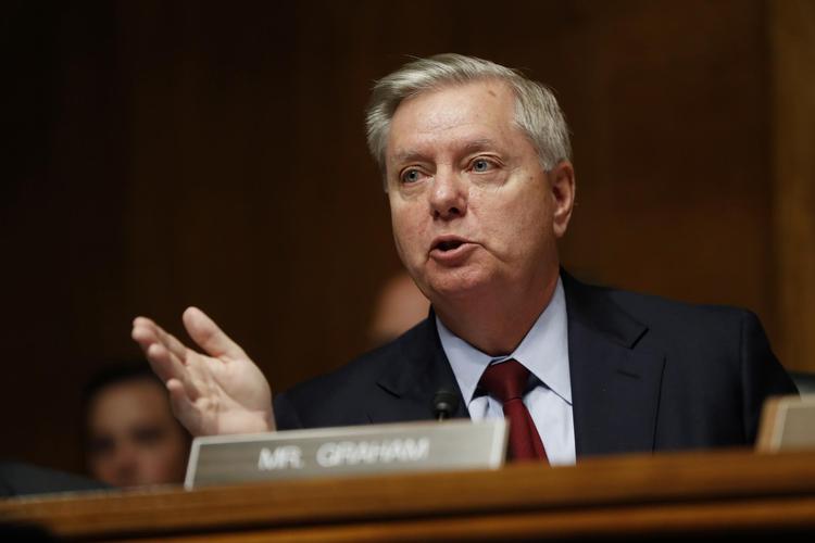Den republikanske senator Lindsey Graham står bag et lovforslag om at give sin partifælle præsident Donald Trump en politisk spændetrøje på i forhold til at fyre den særlige efterforsker, der undersøger russiske forbindelser til hans valgkampagne. 