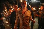 Højreradikale og antiracister endte i blodige sammenstød, der kostede en 32-årig kvinde livet, i Charlottesville i weekenden. 