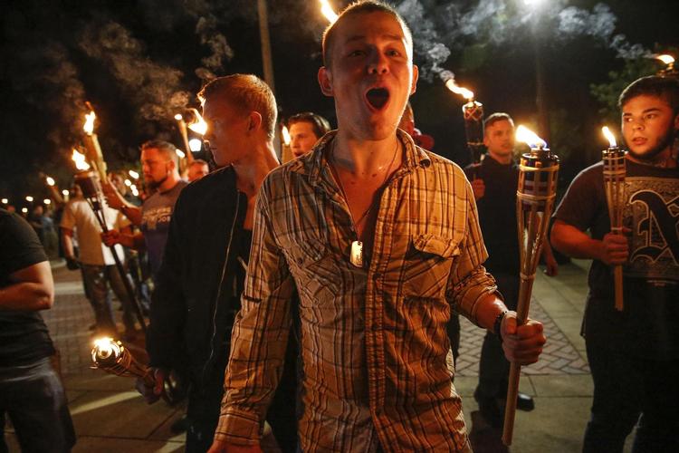 Højreradikale og antiracister endte i blodige sammenstød, der kostede en 32-årig kvinde livet, i Charlottesville i weekenden. 