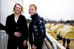 Udlændingeminister Inger Støjberg (th.) med sin norske kollega ved et asylcenter i Næstved, hvor flygtninge bor i telte. Begge lande har indført midlertidig grænsekontrol. Men spørgsmålet er, om EU vil forlænge til november. Foto:  
 