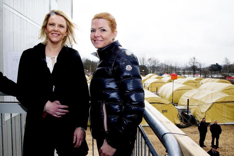 Udlændingeminister Inger Støjberg (th.) med sin norske kollega ved et asylcenter i Næstved, hvor flygtninge bor i telte. Begge lande har indført midlertidig grænsekontrol. Men spørgsmålet er, om EU vil forlænge til november. Foto:  
 