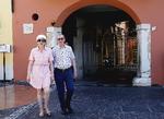 Theresa May og hendes husbond, Philip, har nydt ferien ved Gardasøen i Italien. Hjemme venter de britiske skilsmisseforhandlinger med EU. 