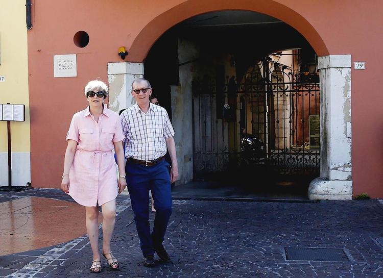 Theresa May og hendes husbond, Philip, har nydt ferien ved Gardasøen i Italien. Hjemme venter de britiske skilsmisseforhandlinger med EU. 