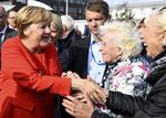 . Det lader til, at de tyske vælgere ikke ønsker forandringer. Her hilser den tyske kansler, Angela Merkel, på vælgere i Sankt Peter-Orting i Slesvig-Holsten i denne uge. 