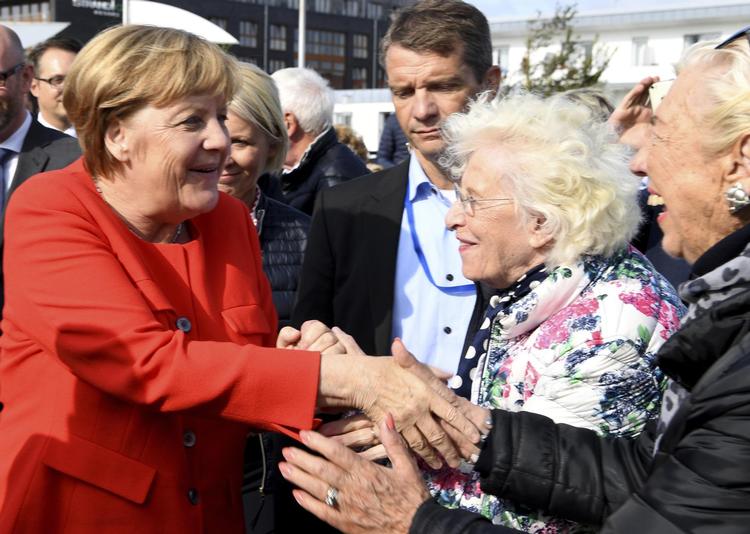 . Det lader til, at de tyske vælgere ikke ønsker forandringer. Her hilser den tyske kansler, Angela Merkel, på vælgere i Sankt Peter-Orting i Slesvig-Holsten i denne uge. 