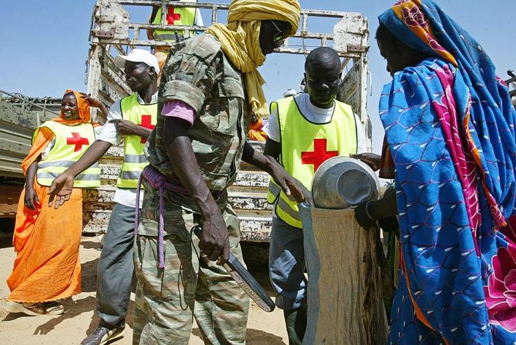 En soldat undersøger en sudanesisk flygtning på grænsen til Tchad. 5000 soldater fra Tchad og fire lande lande skal nu i væbnet kamp med menneskesmuglere. 
 