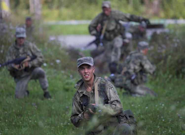 Mindst 5.500 russiske soldater skal deltage i militærøvelsen Sapad 2017. Her russiske soldater under Army Games uden for byen Novosibirsk 2. august. Foto: Ivan Sekretarev/AP. 