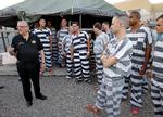 Sherif Joe Arpaio fotograferet i 2012 sammen med nogle af fangerne i hans fængselslejr, hvor tusindvis af mennesker har været anbragt, alene fordi de var illegale indvandrere. 
