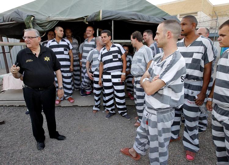 Sherif Joe Arpaio fotograferet i 2012 sammen med nogle af fangerne i hans fængselslejr, hvor tusindvis af mennesker har været anbragt, alene fordi de var illegale indvandrere. 