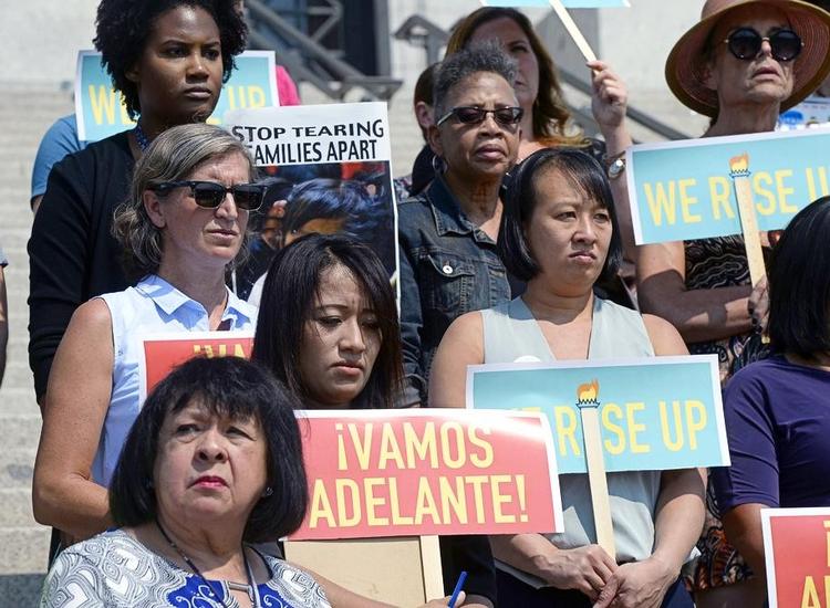 Over hele USA var der i går demonstrationer mod afskaffelse af den ordning, der har givet 800.000 børn af illegale indvandrere lov til at blive i landet. 
