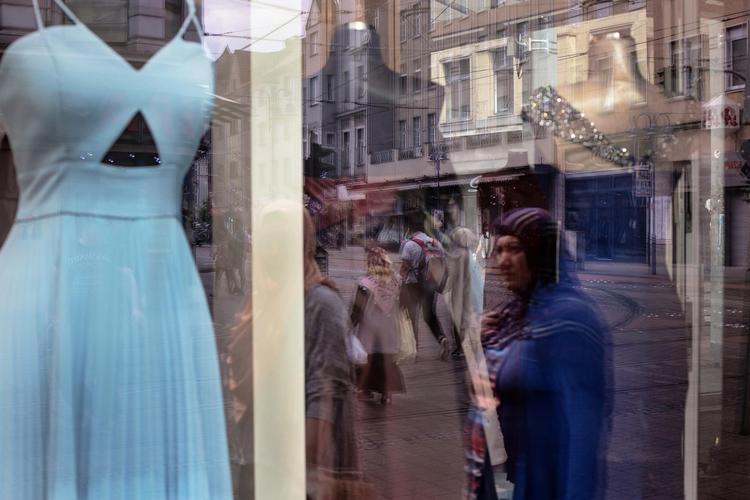 I Marxlohs hovedgade ligger butikkerne med kulørte brudekjoler tæt. Tyrkere og efterkommere kommer til bydelen i Duisburg fra hele Europa, når de skal giftes. 