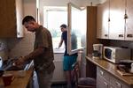 Catalin Bobeica bor sammen med ni andre rumænske slagteri-arbejdere i en fireværelseslejlighed. Hans vagt på slagteriet begynder klokken 4 om natten. 