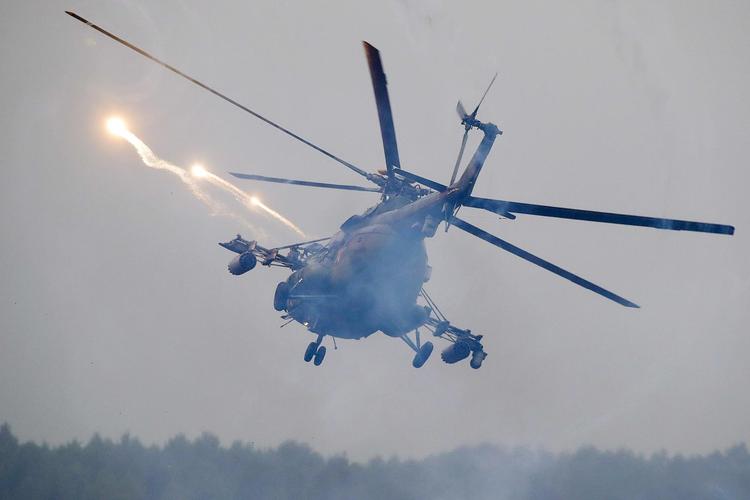 En hviderussisk militærhelikopter under søndagens militærøvelse nær byen Rusjany. Foto: Sergei Grits/AP
 