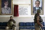 I det østlige Syrien har Assads militær netop vundet en af sine største sejre ved at tage magten over foreløbig halvdelen af oliebyen Deir Al-Zor fra IS-bevægelsen.  