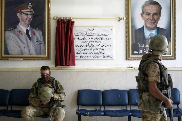I det østlige Syrien har Assads militær netop vundet en af sine største sejre ved at tage magten over foreløbig halvdelen af oliebyen Deir Al-Zor fra IS-bevægelsen.  