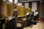 Det ellers så moderne Tyskland er sakket bagud digitalt. Når de dårlige netforbindelser i landet går ned, er der ikke så meget andet at gøre end at søge på en gammeldags netcafé som på billedet her. 
