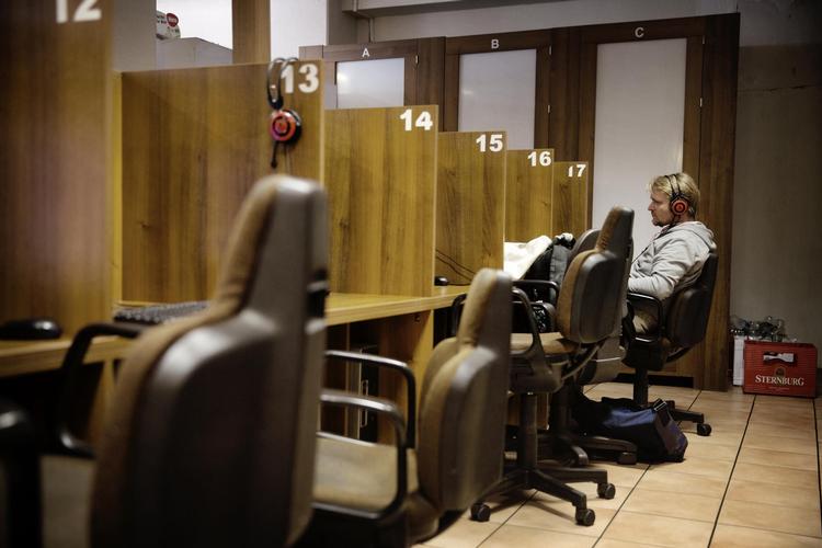 Det ellers så moderne Tyskland er sakket bagud digitalt. Når de dårlige netforbindelser i landet går ned, er der ikke så meget andet at gøre end at søge på en gammeldags netcafé som på billedet her. 