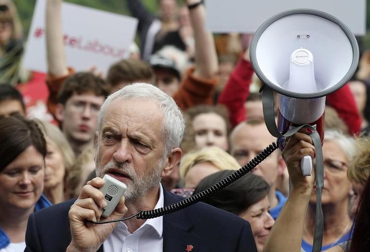 Mark Blyth ser Labour-lederen Jeremy Corbyn som en positiv undtagelse i et hav af centrum-venstre-politikere, der har distanceret sig fra vælgerne. 